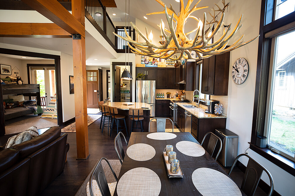 Staged Dining room Suncadia real estate